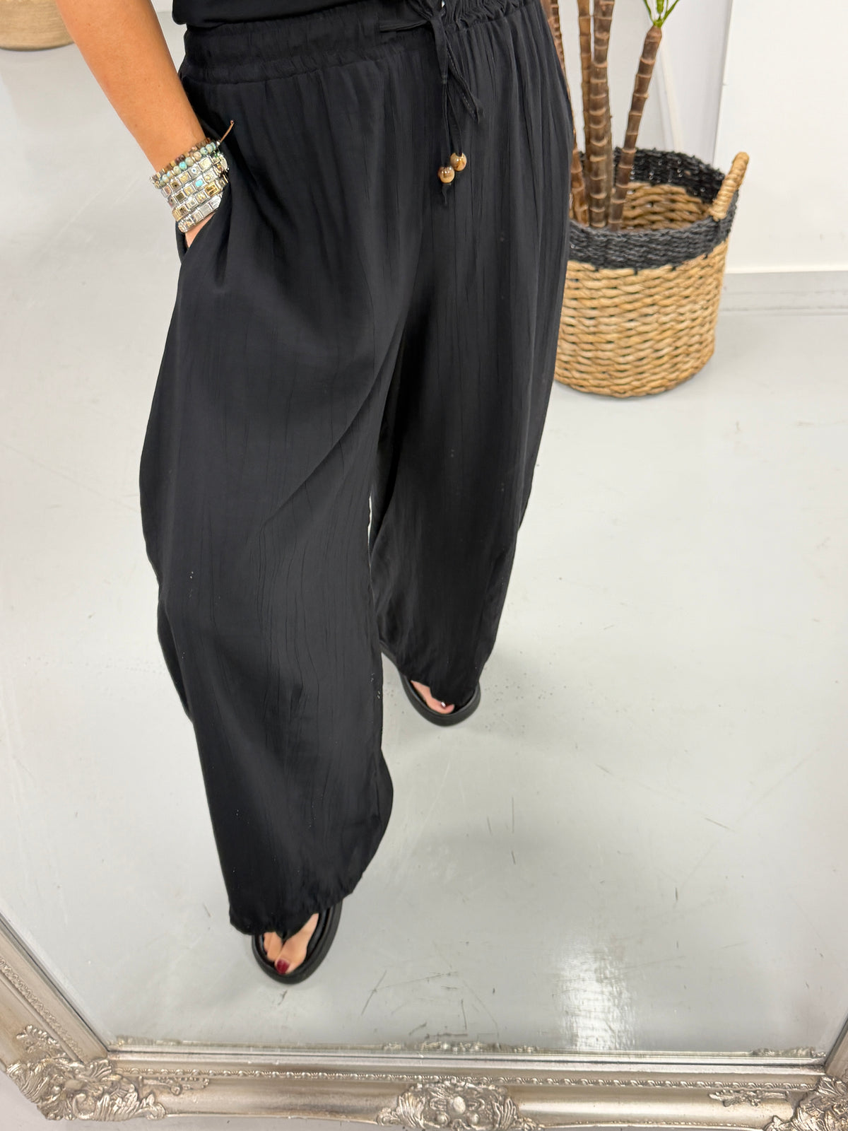 The Crinkle Barrel Trouser - Black