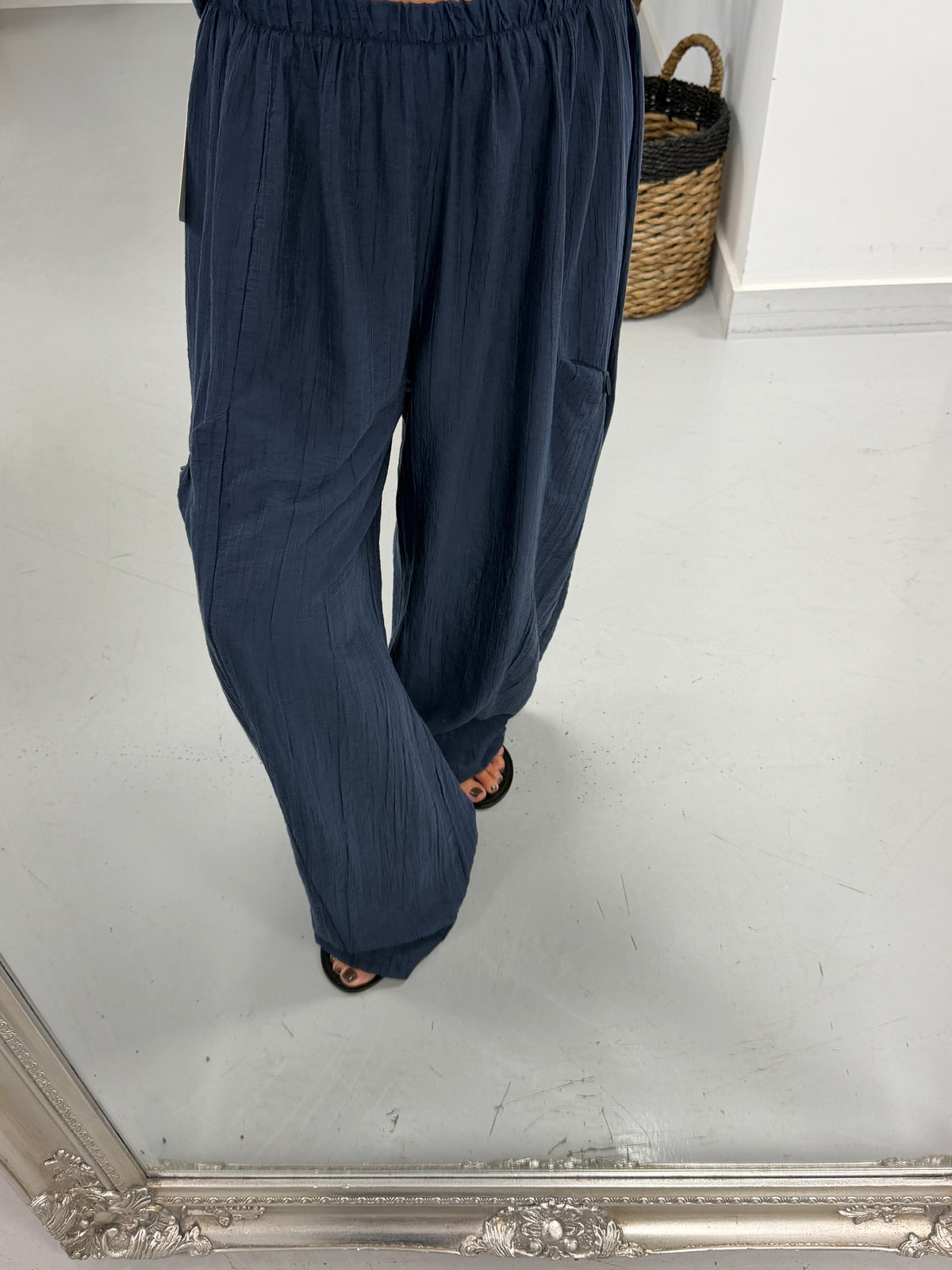 The Crinkle Button Barrel Trousers - Navy