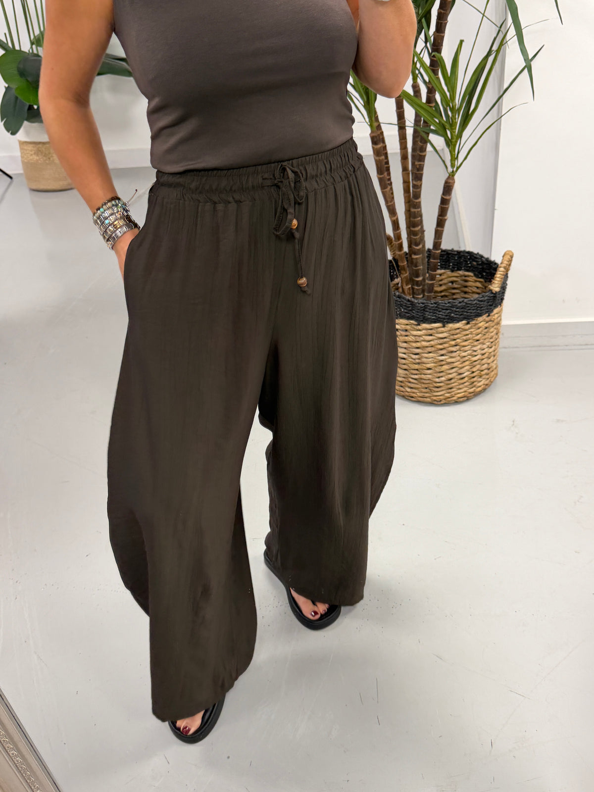 The Crinkle Barrel Trouser - Chocolate