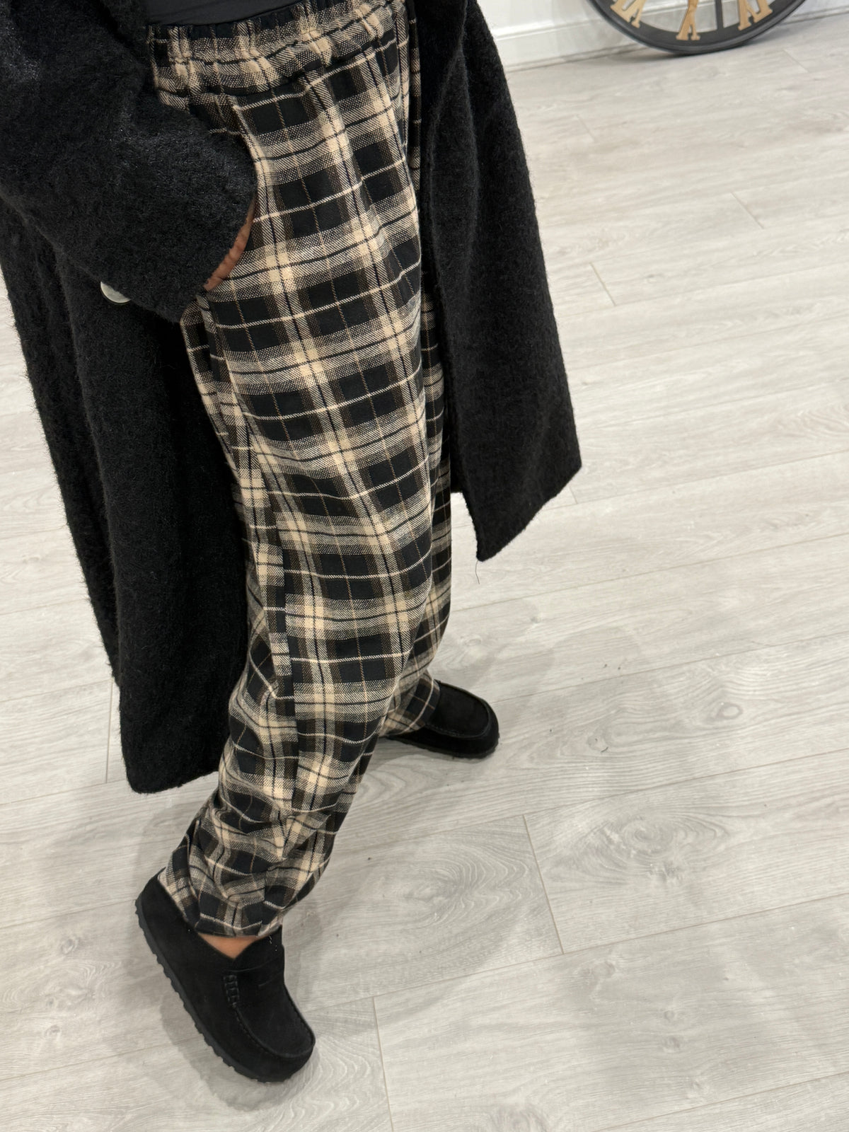 The Breacan Cocoon Joggers - Black/Chocolate