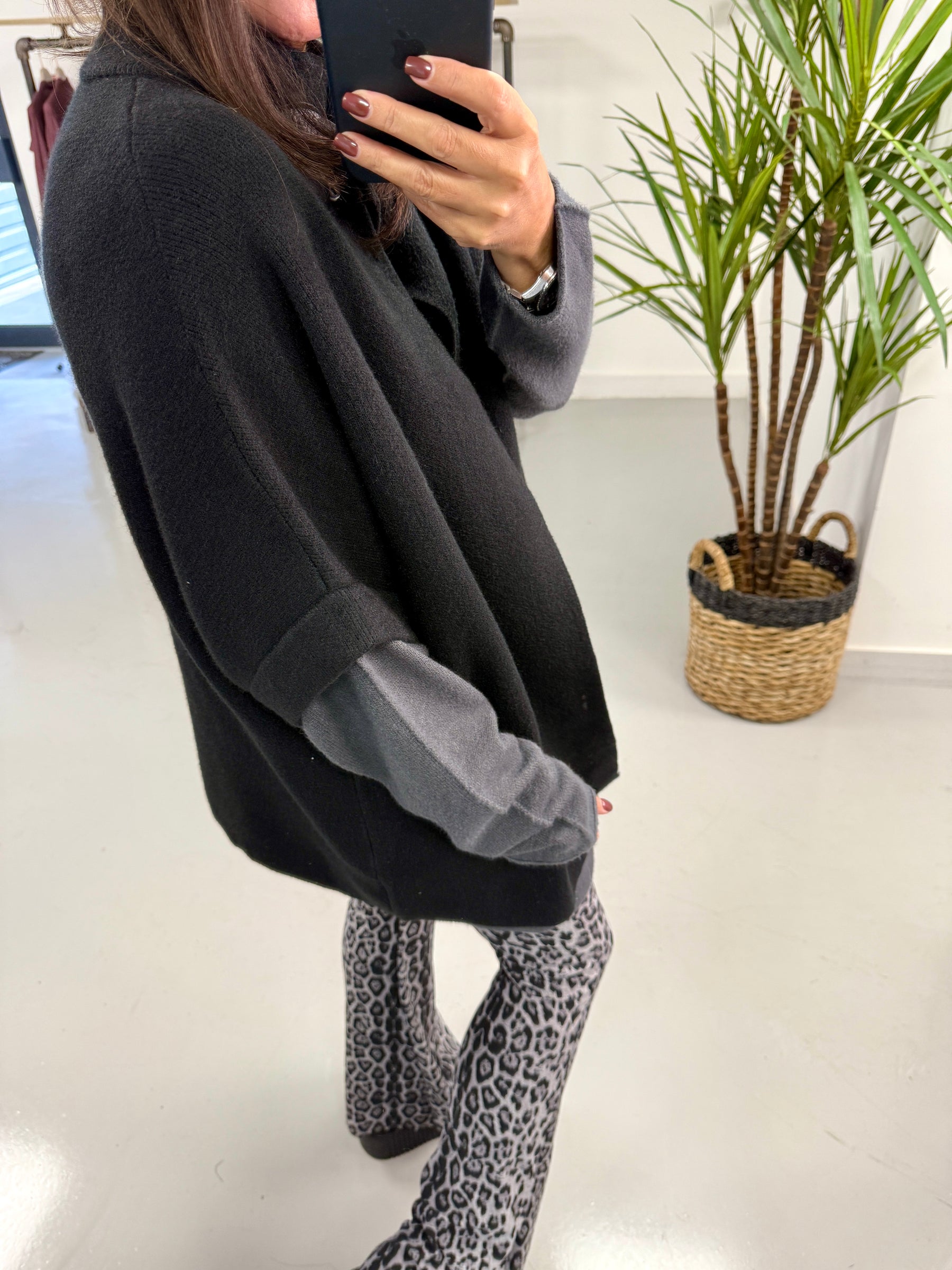 Neck Clasp Cardigan - Black