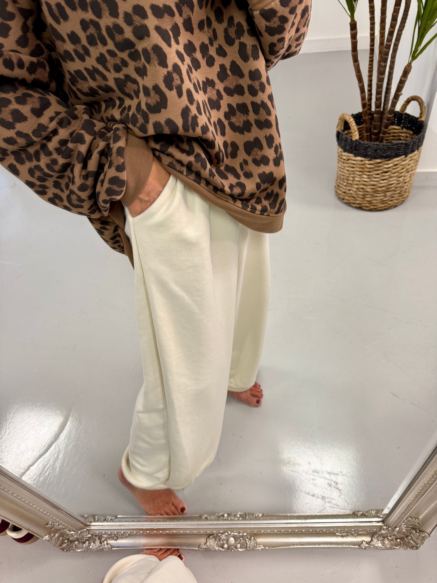 The Charlbury Cocoon Jersey Joggers - Cream