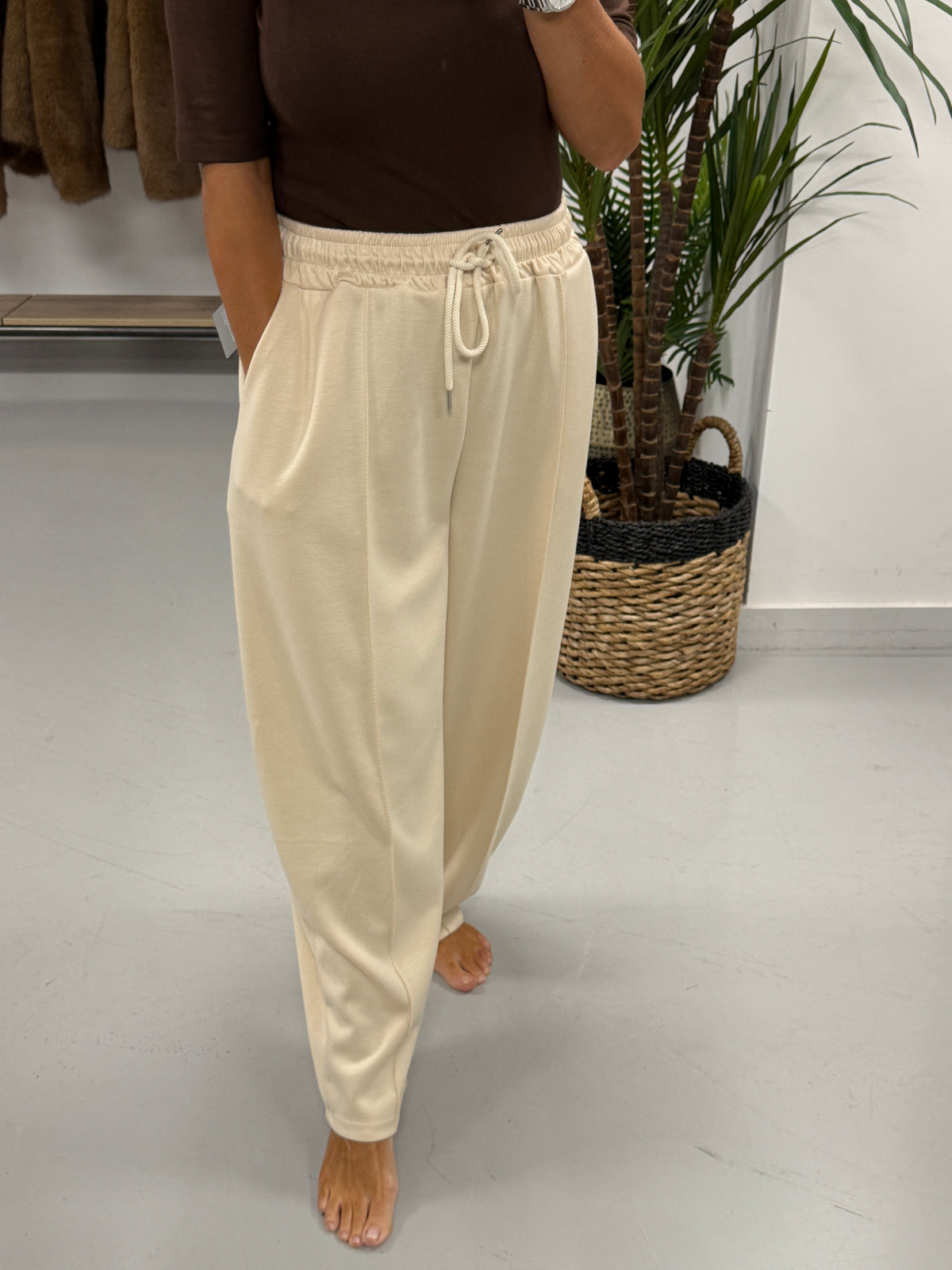 Tapered Leg Seam Jogger (plus) - Cream