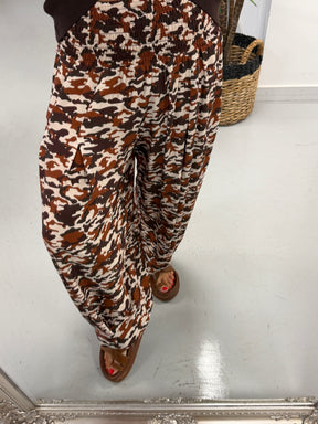 The Shirred TicToc Crinkle Balloon Trouser - Rust Camo