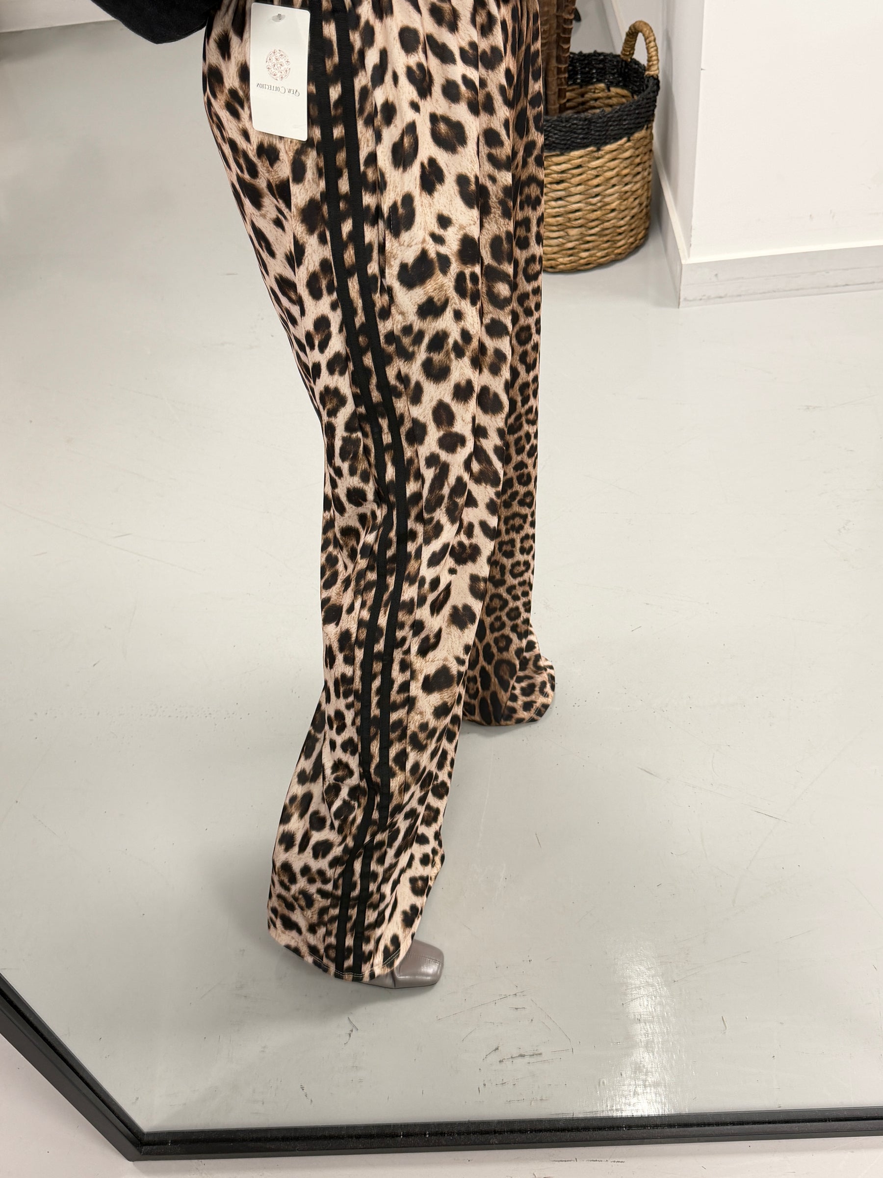 Animal Stripe Jogger (mid shade) - Black Stripe