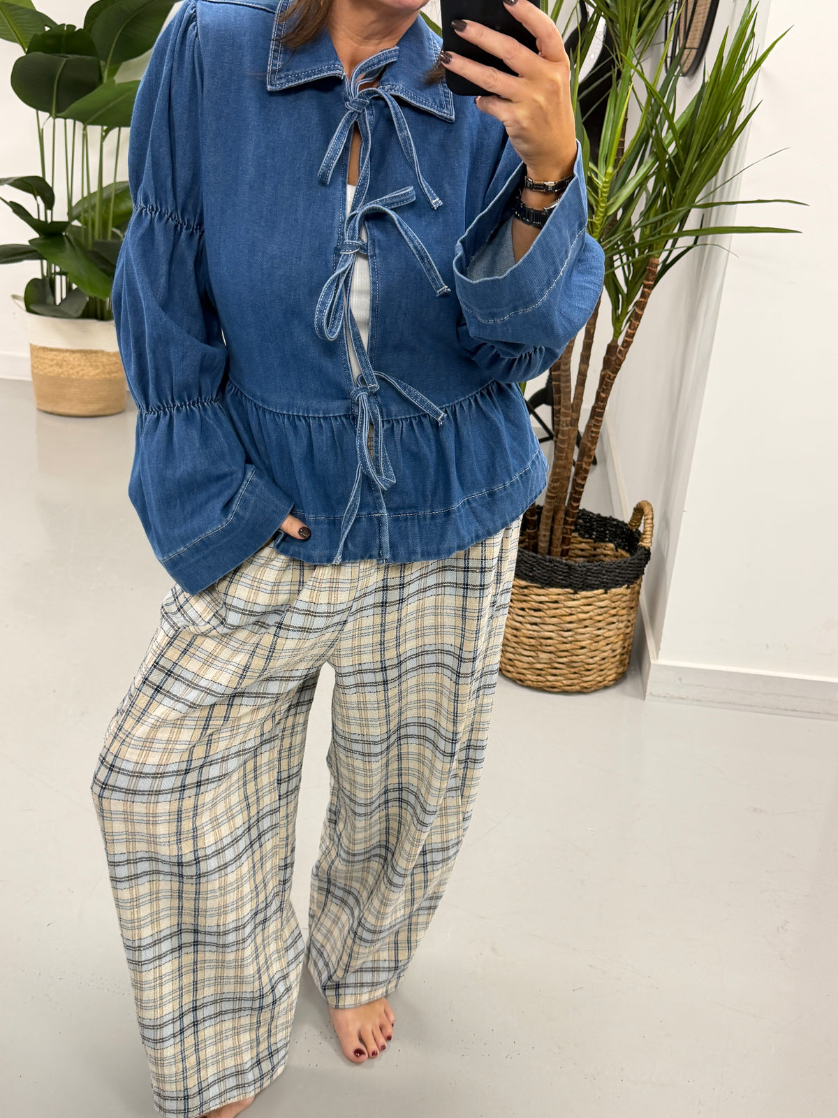The Chester Checkered Barrel Trousers - Blue