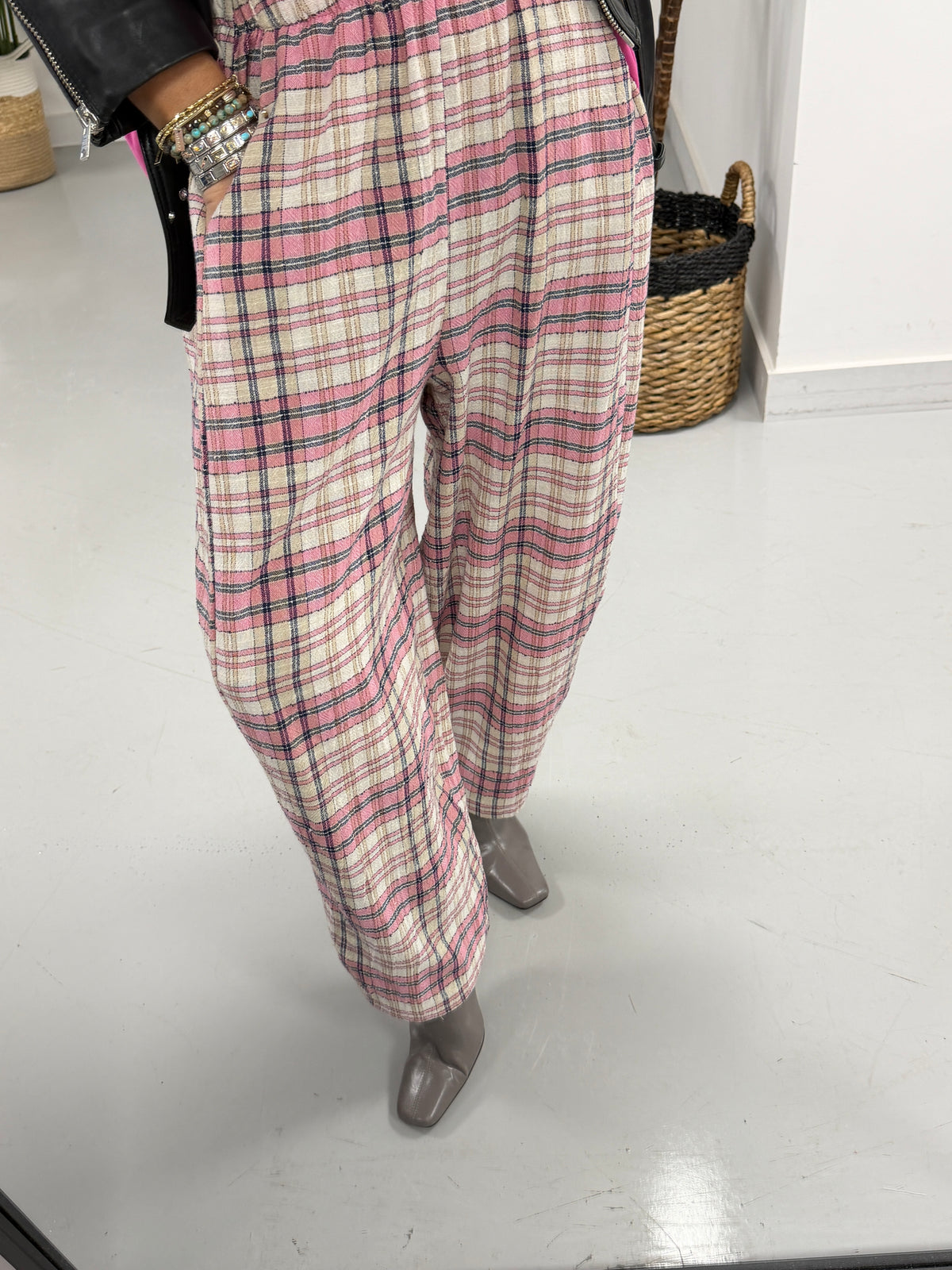The Chester Checkered Barrel Trousers - Pink