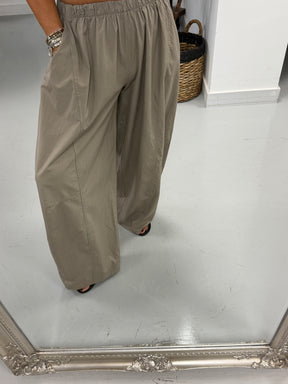 The LuLu Barrel Trouser - Pebble