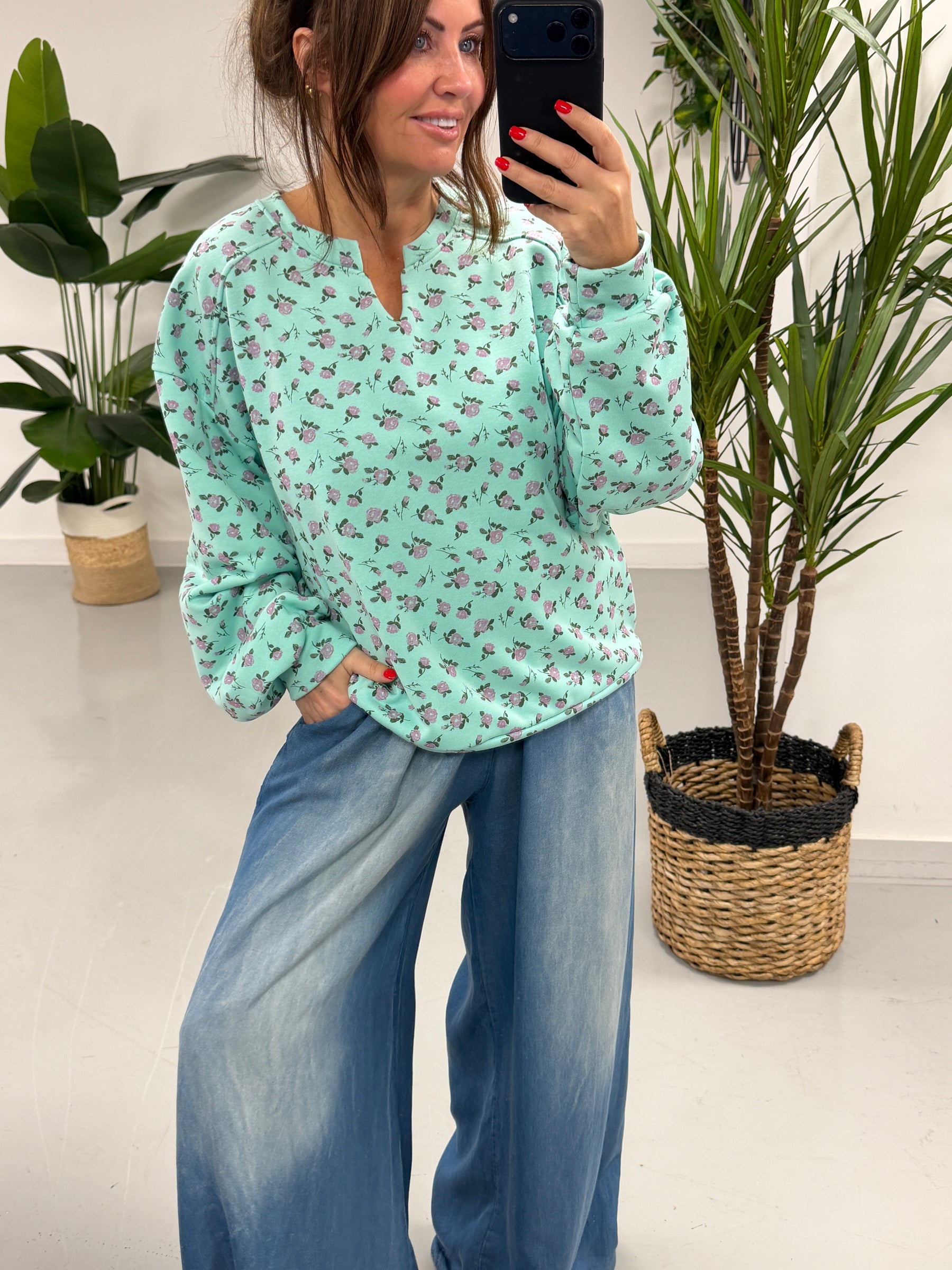 The Vintage Ditsy V Neck - Aqua (no return)