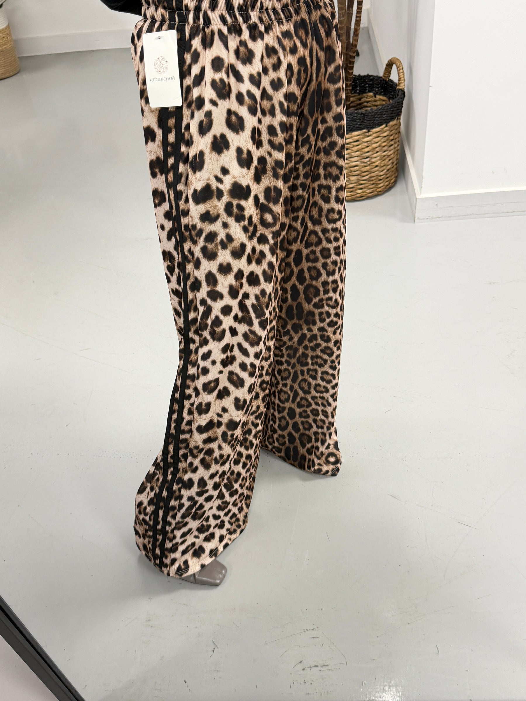 Animal Stripe Jogger (mid shade) - Black Stripe