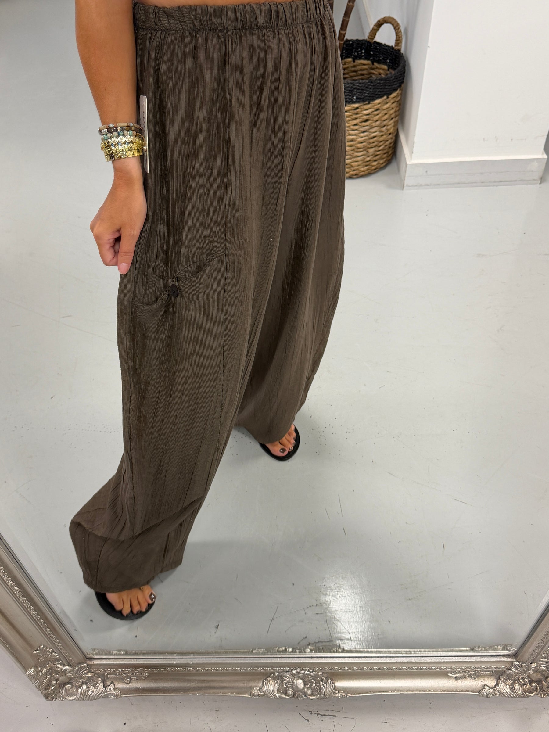 The Crinkle Button Barrel Trousers - Chocolate