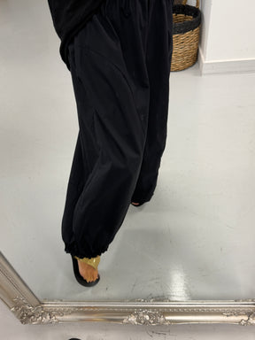 The Urban Ruched Hem Barrel Trouser - Black
