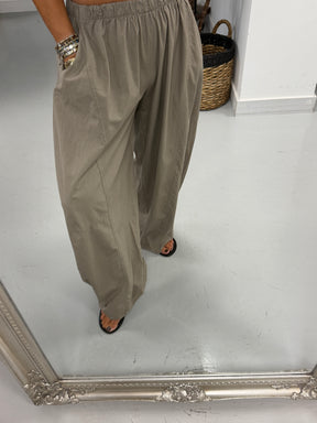 The LuLu Barrel Trouser - Pebble
