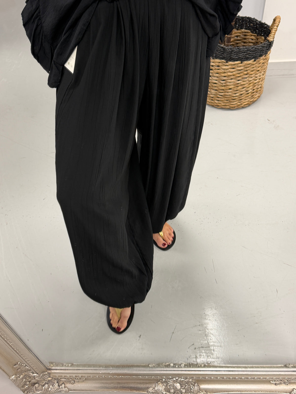 The Crinkle Balloon Trousers - Black