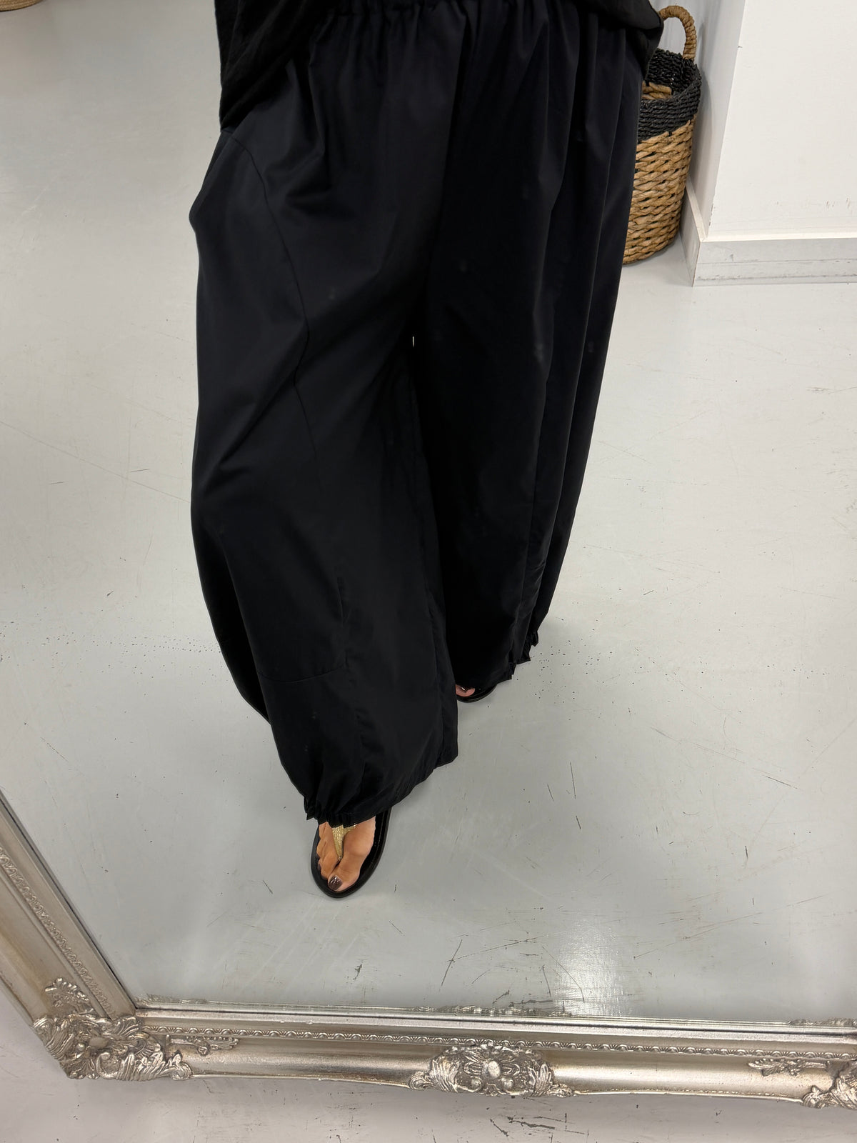 The Urban Ruched Hem Barrel Trouser - Black