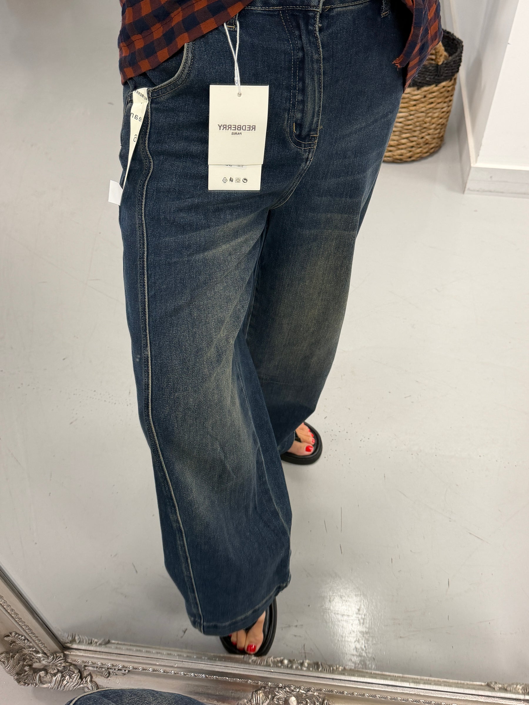 Redberry Distressed Wash Barrel Jean