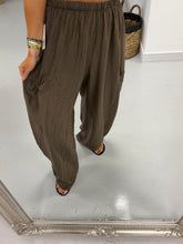 The Crinkle Button Barrel Trousers - Chocolate