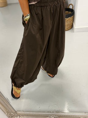 The Urban Ruched Hem Barrel Trouser - Chocolate