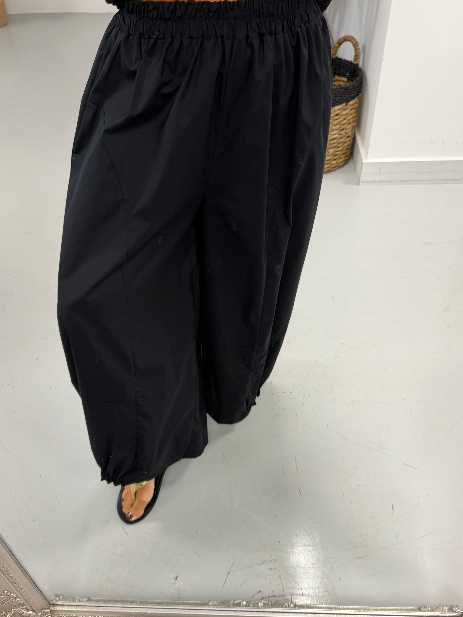 The Urban Ruched Hem Barrel Trouser - Black