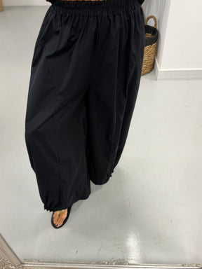 The Urban Ruched Hem Barrel Trouser - Black