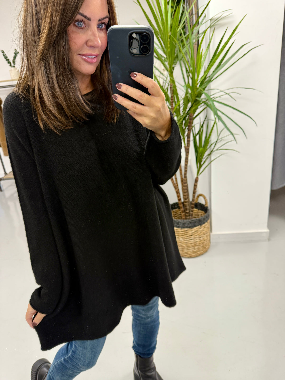 The Chelsea Round Neck Knit - Black
