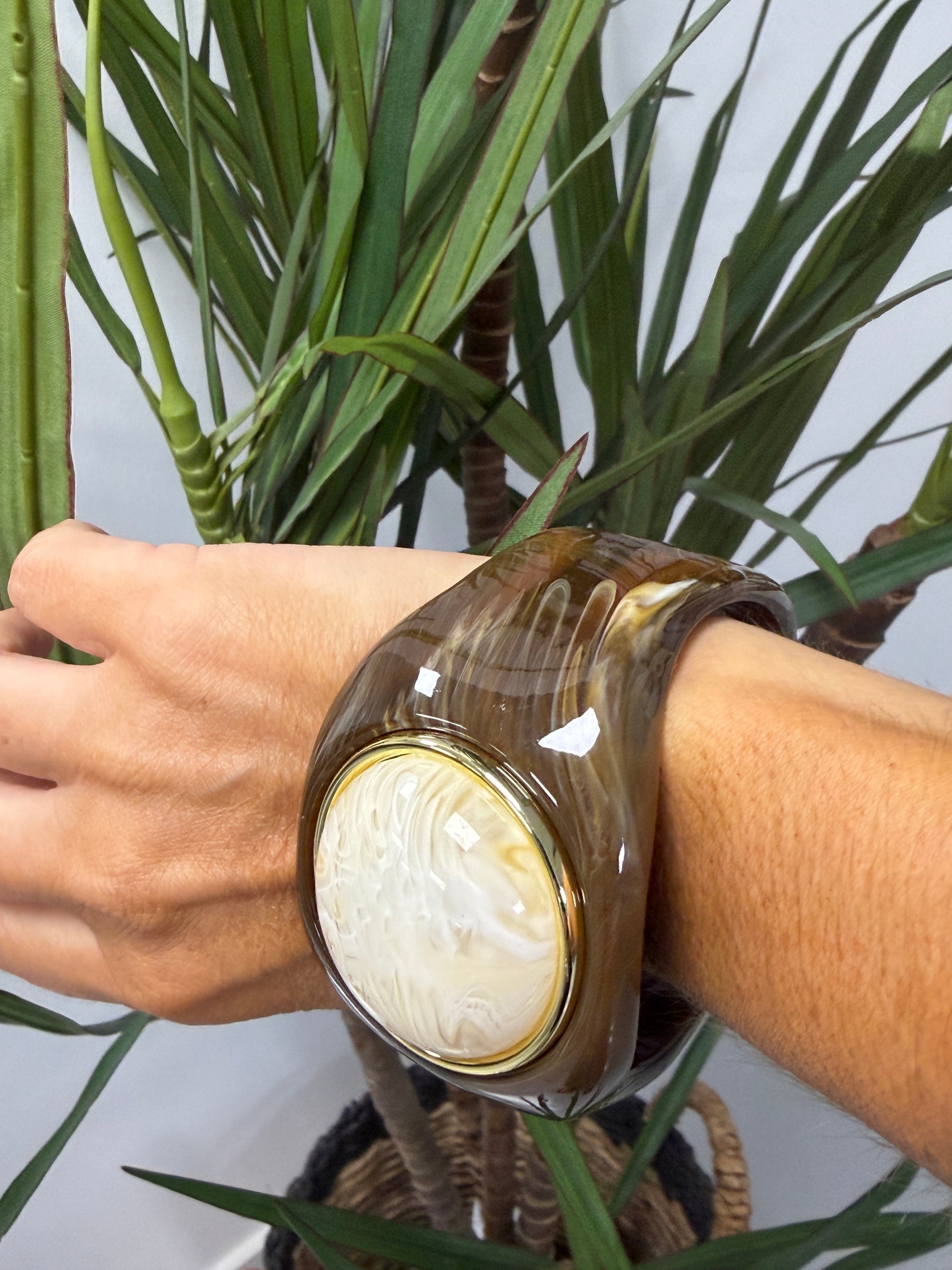 Thick Resin Dark Cream Bangle Cream/Round Chocolate Stone