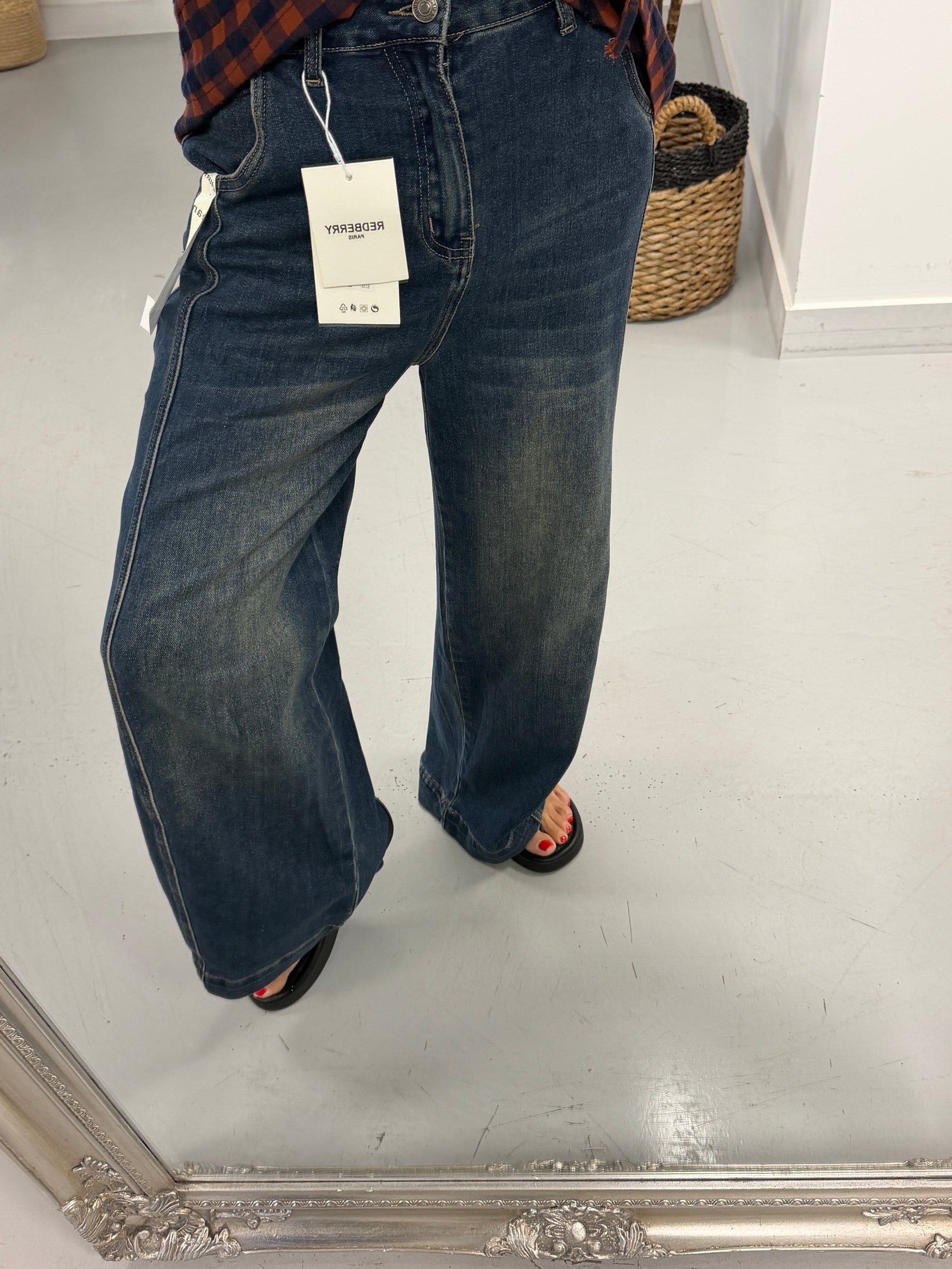 Redberry Distressed Wash Barrel Jean
