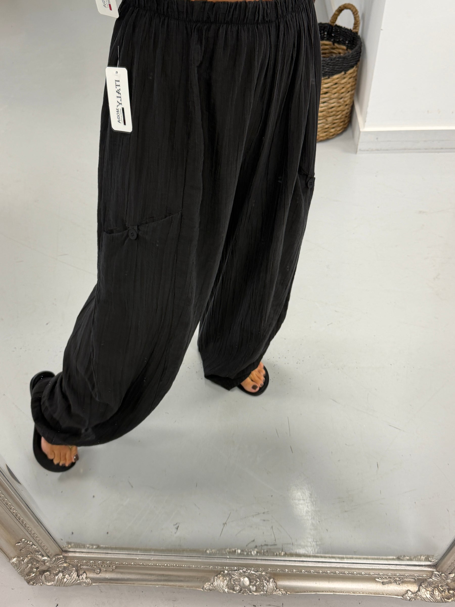 The Crinkle Button Barrel Trousers - Black