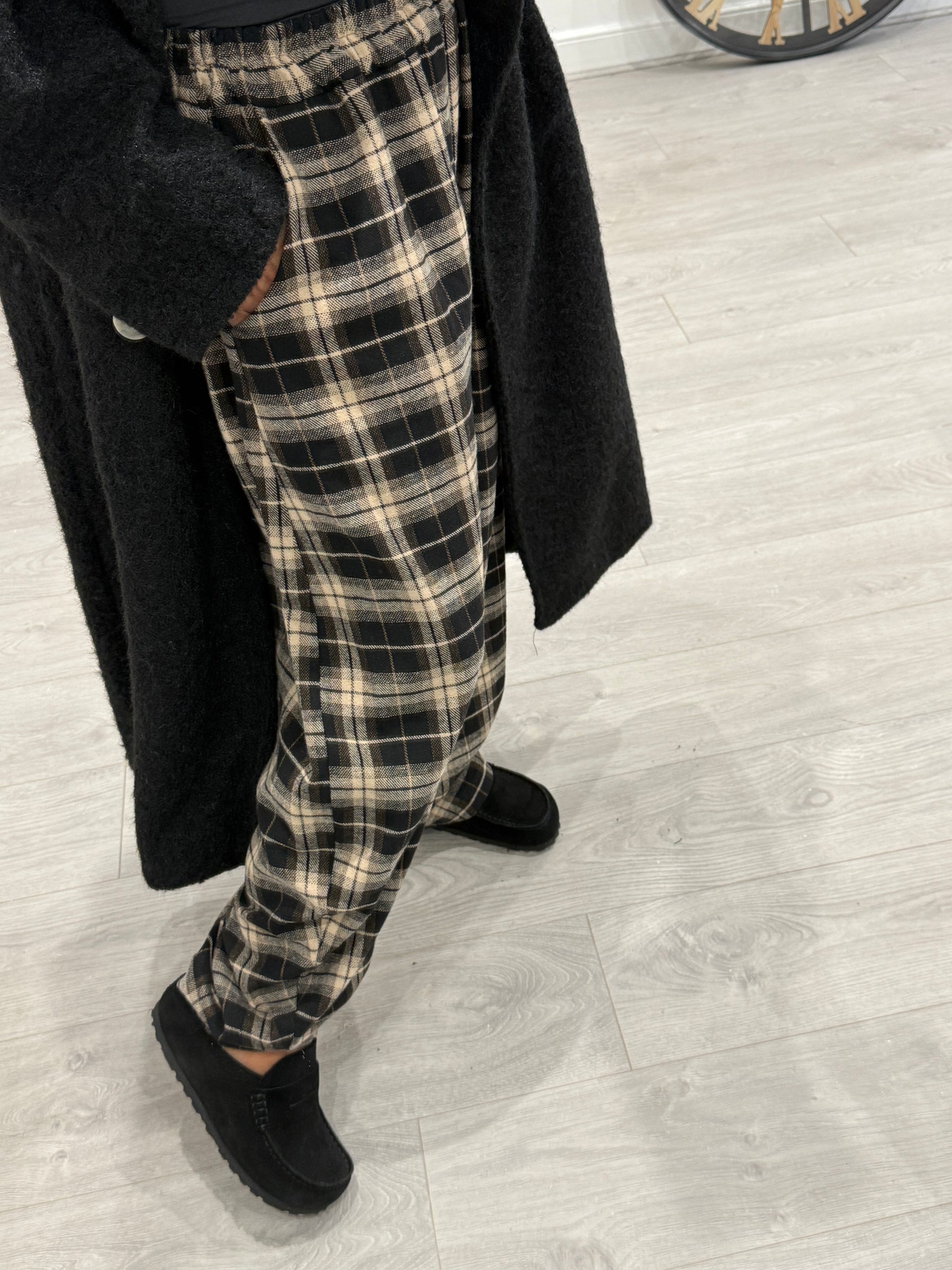 The Breacan Cocoon Joggers - Black/Chocolate