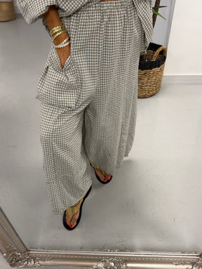 The Vichy Exposed Pocket Trouser - Light Mocha