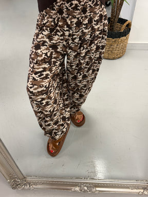 The Shirred TicToc Crinkle Balloon Trouser - Chocolate Camo