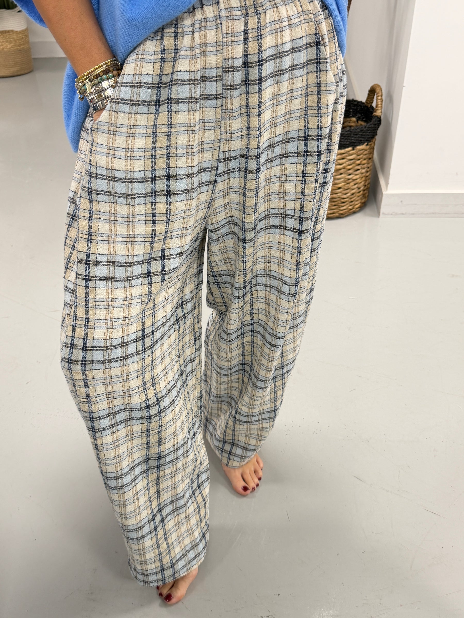The Chester Checkered Barrel Trousers - Blue