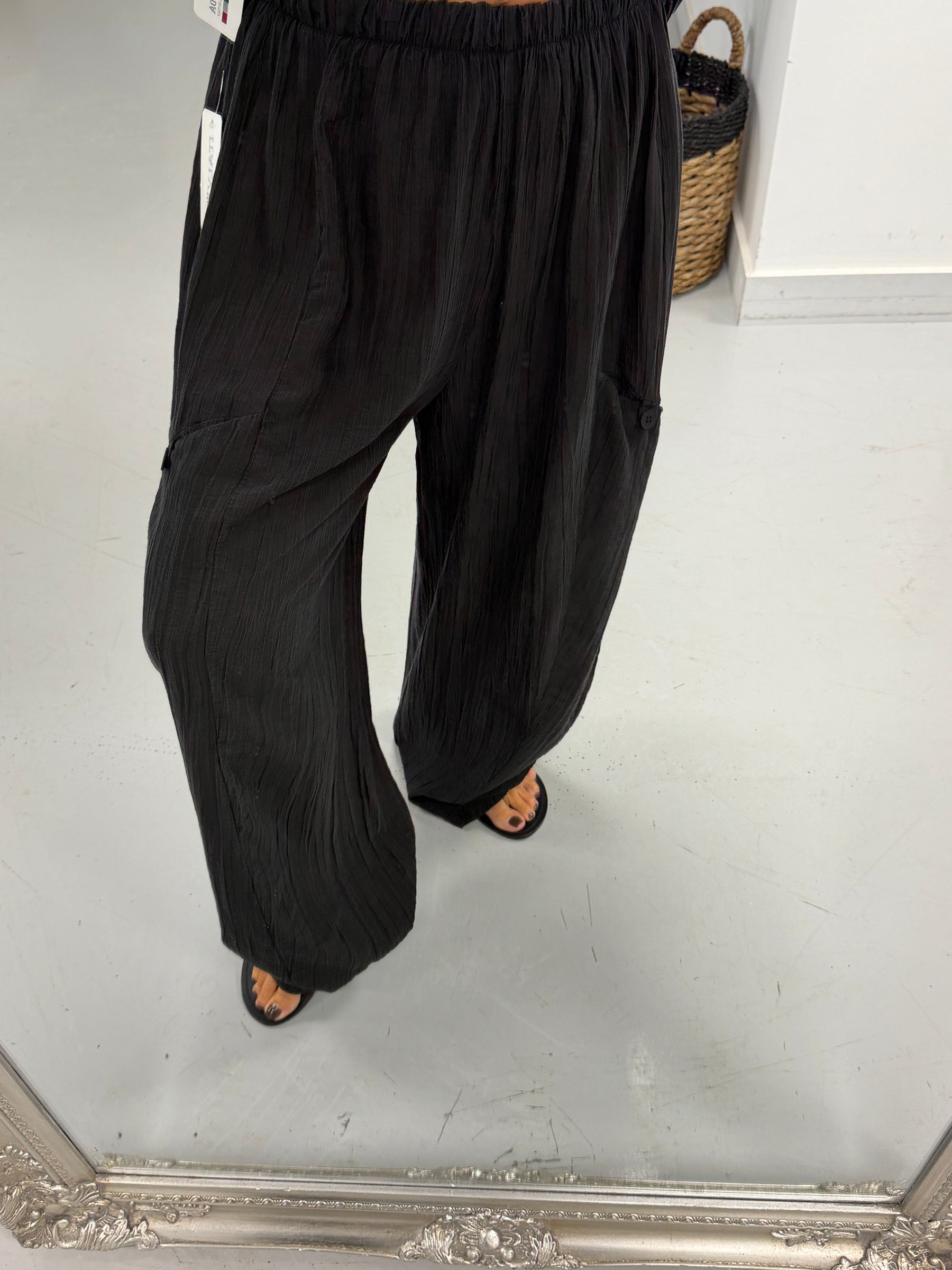 The Crinkle Button Barrel Trousers - Black