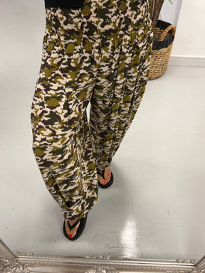 The Shirred TicToc Crinkle Balloon Trouser - Green Camo