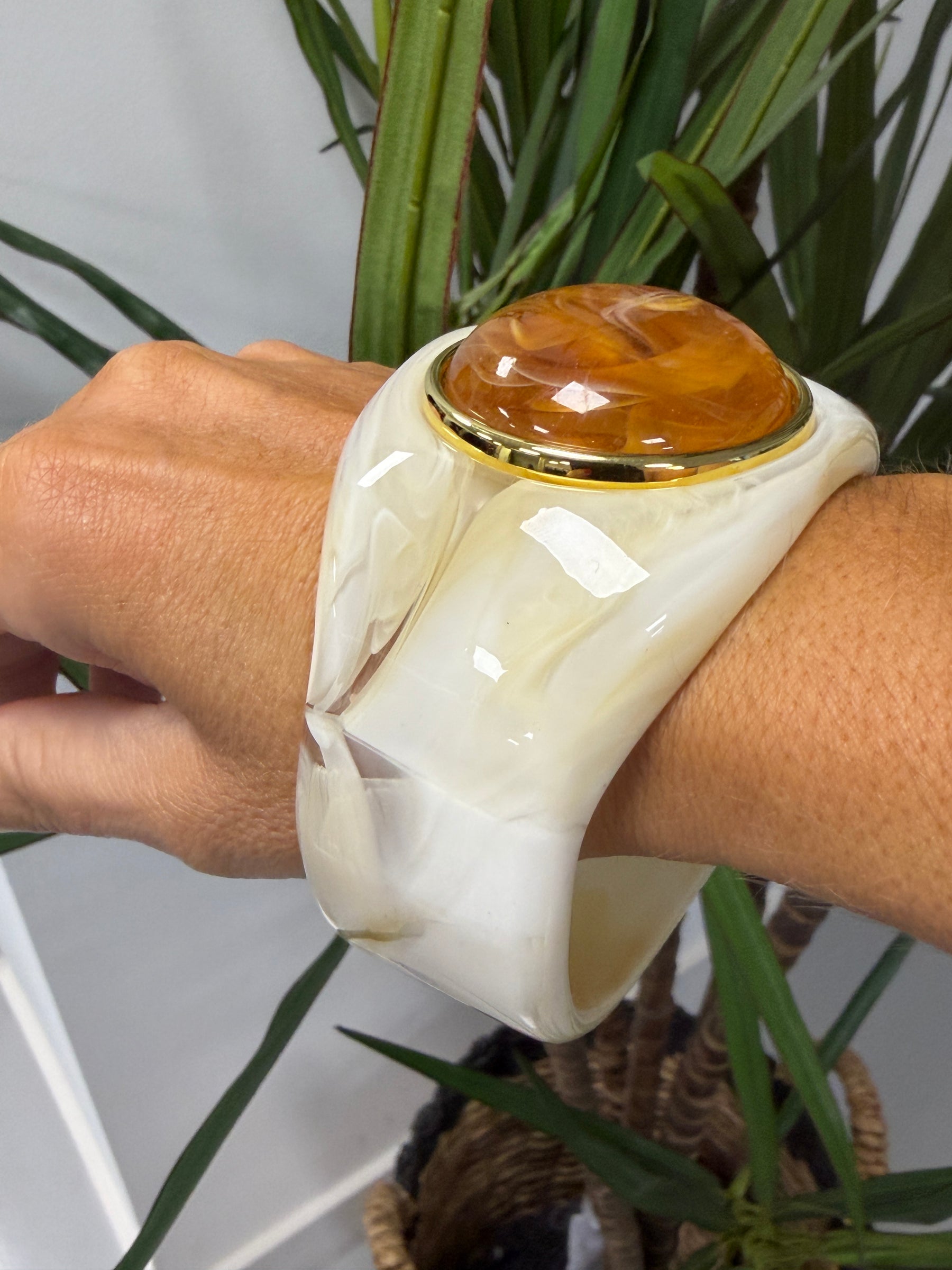 Thick Resin Light Cream Bangle (Round Amber Stone)