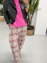 The Chester Checkered Barrel Trousers - Pink
