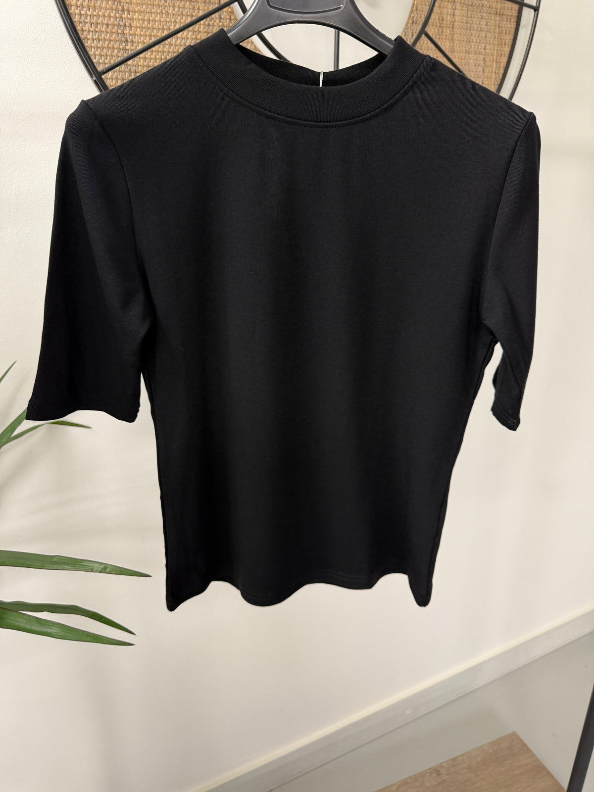 Sculpted Fitted Seamless Tee (half sleeve) - Black