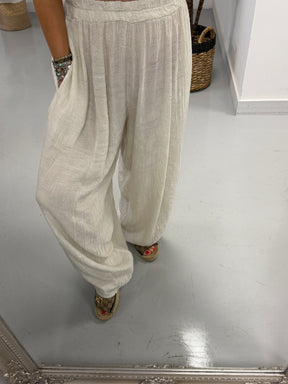 The Aspen Textured Barrel Trousers - Cream