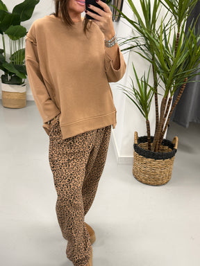 The Deluxe Weekend Crop Sleeve Sweat - Camel