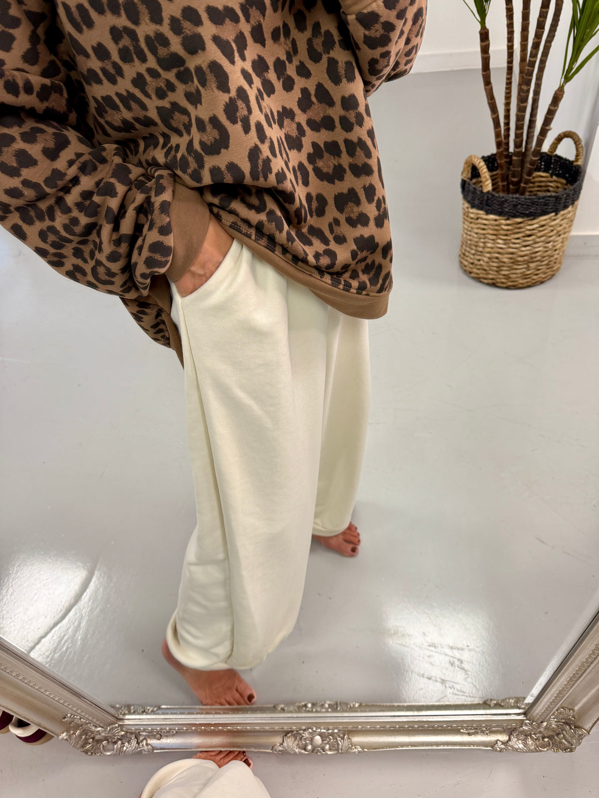 The Charlbury Cocoon Jersey Joggers - Cream