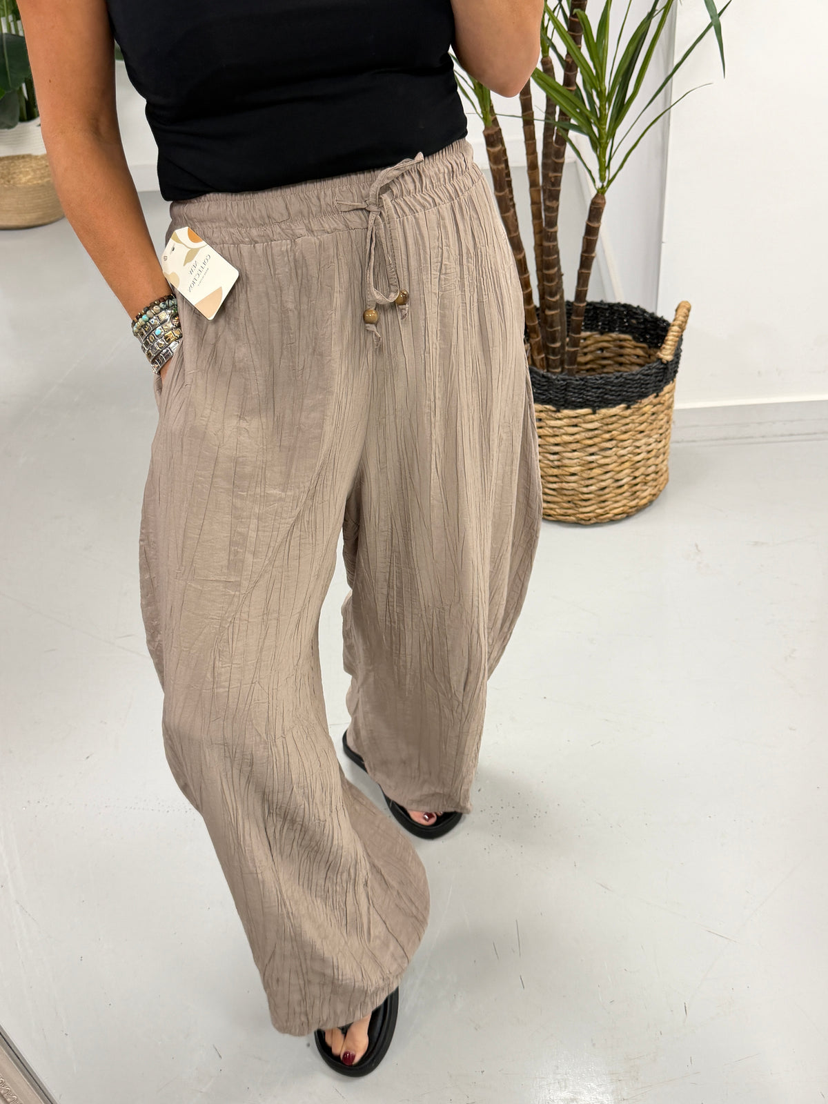 The Crinkle Barrel Trouser - Pebble