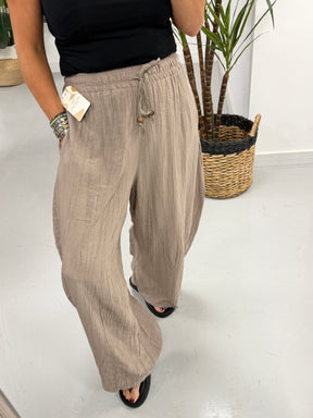 The Crinkle Barrel Trouser - Pebble