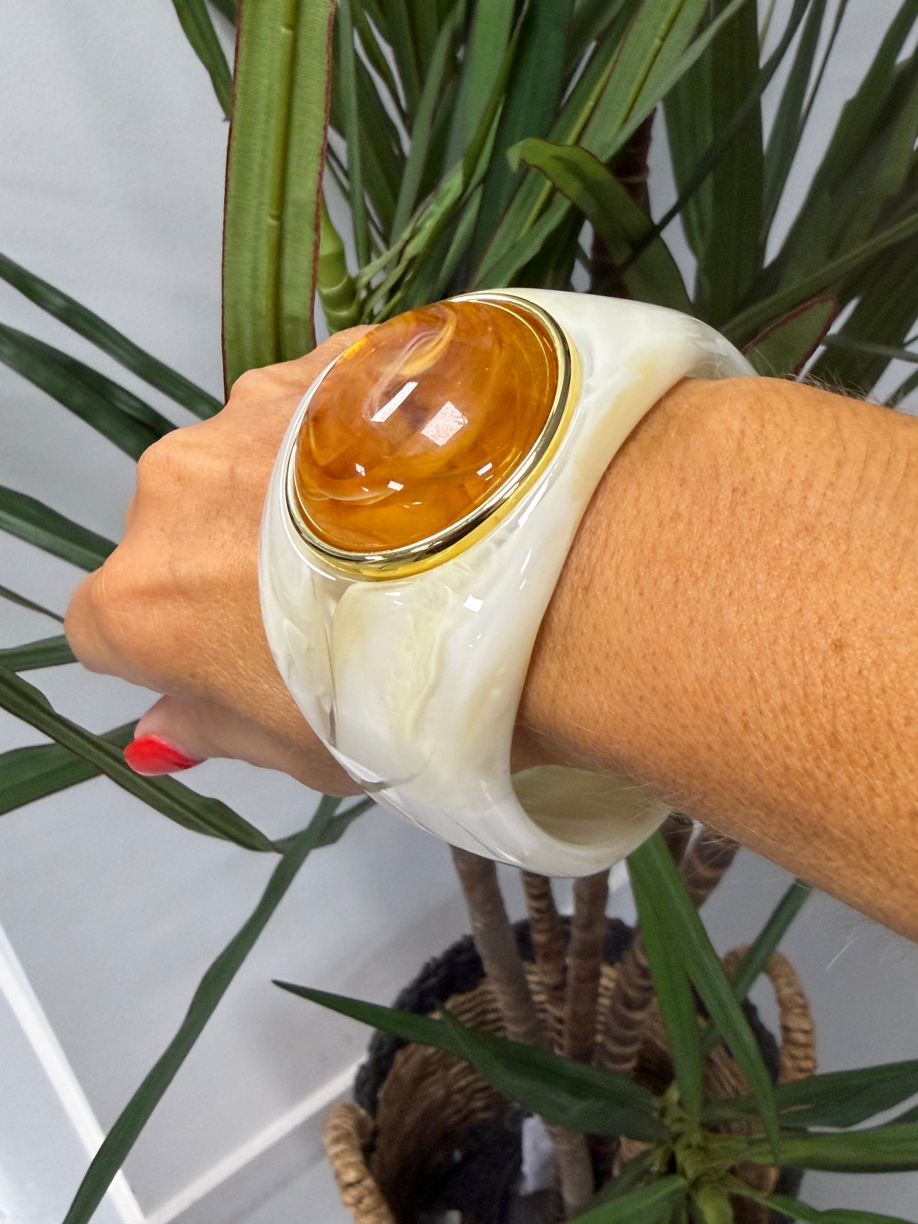 Thick Resin Light Cream Bangle (Round Amber Stone)