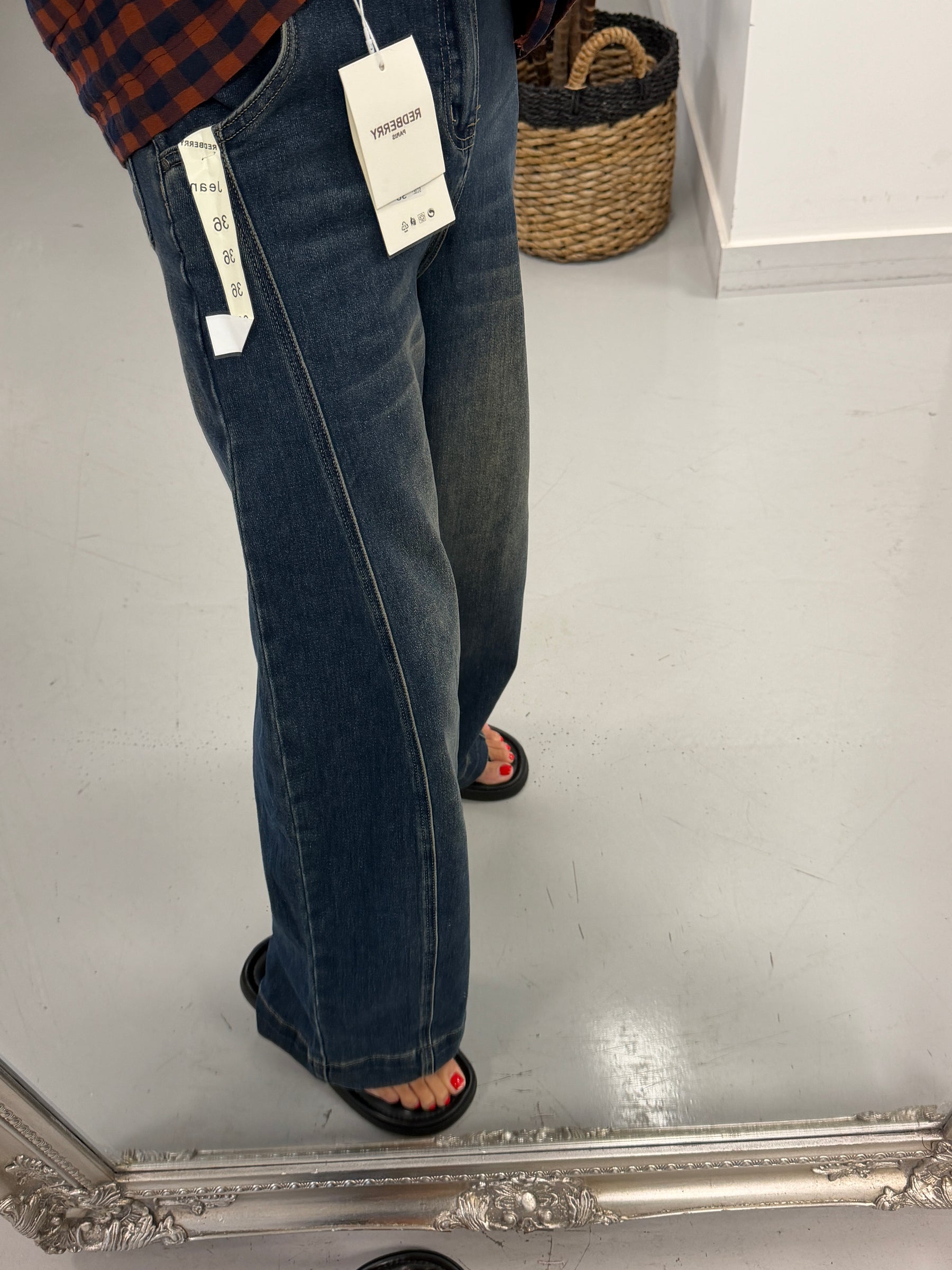 Redberry Distressed Wash Barrel Jean