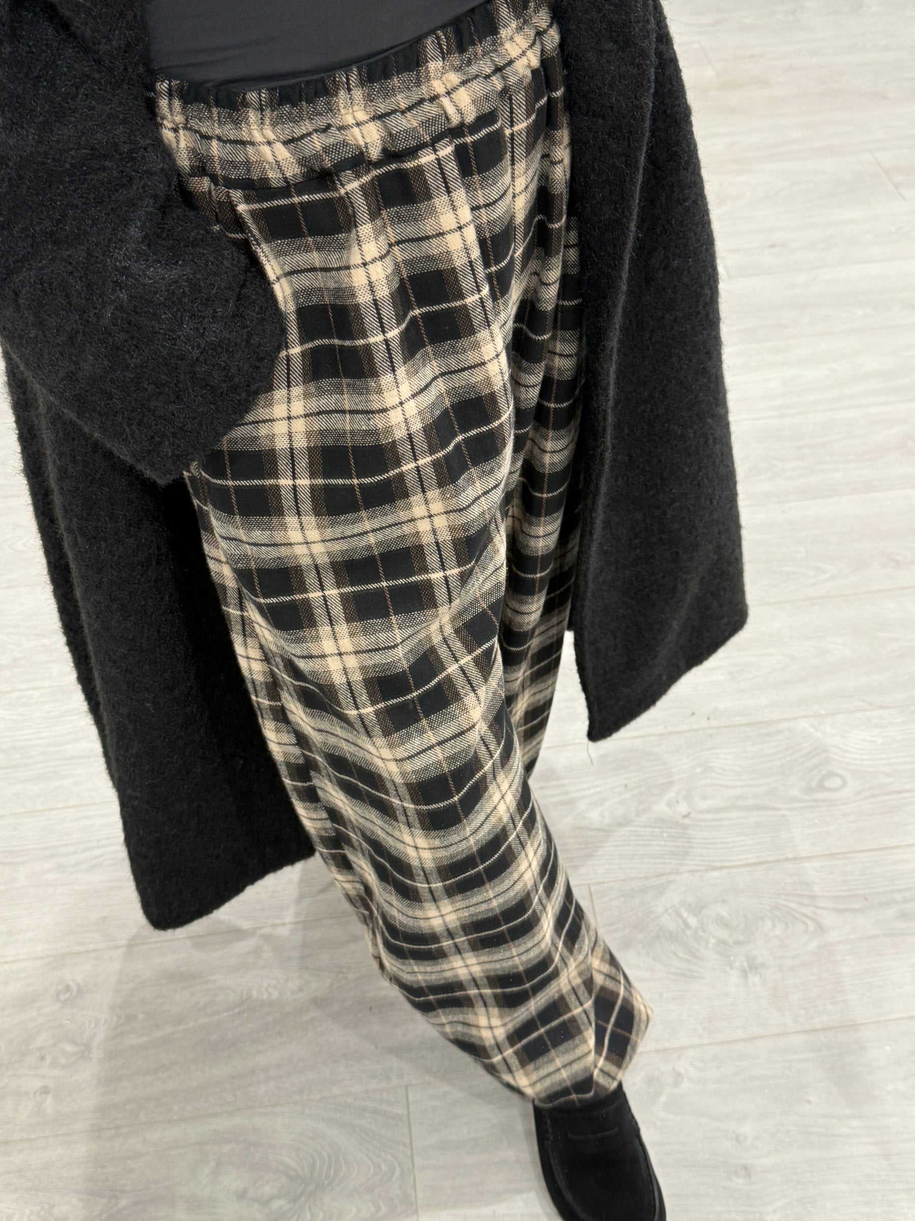 The Breacan Cocoon Joggers - Black/Chocolate