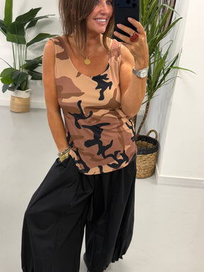 Ribbed Camo Vest - Camel