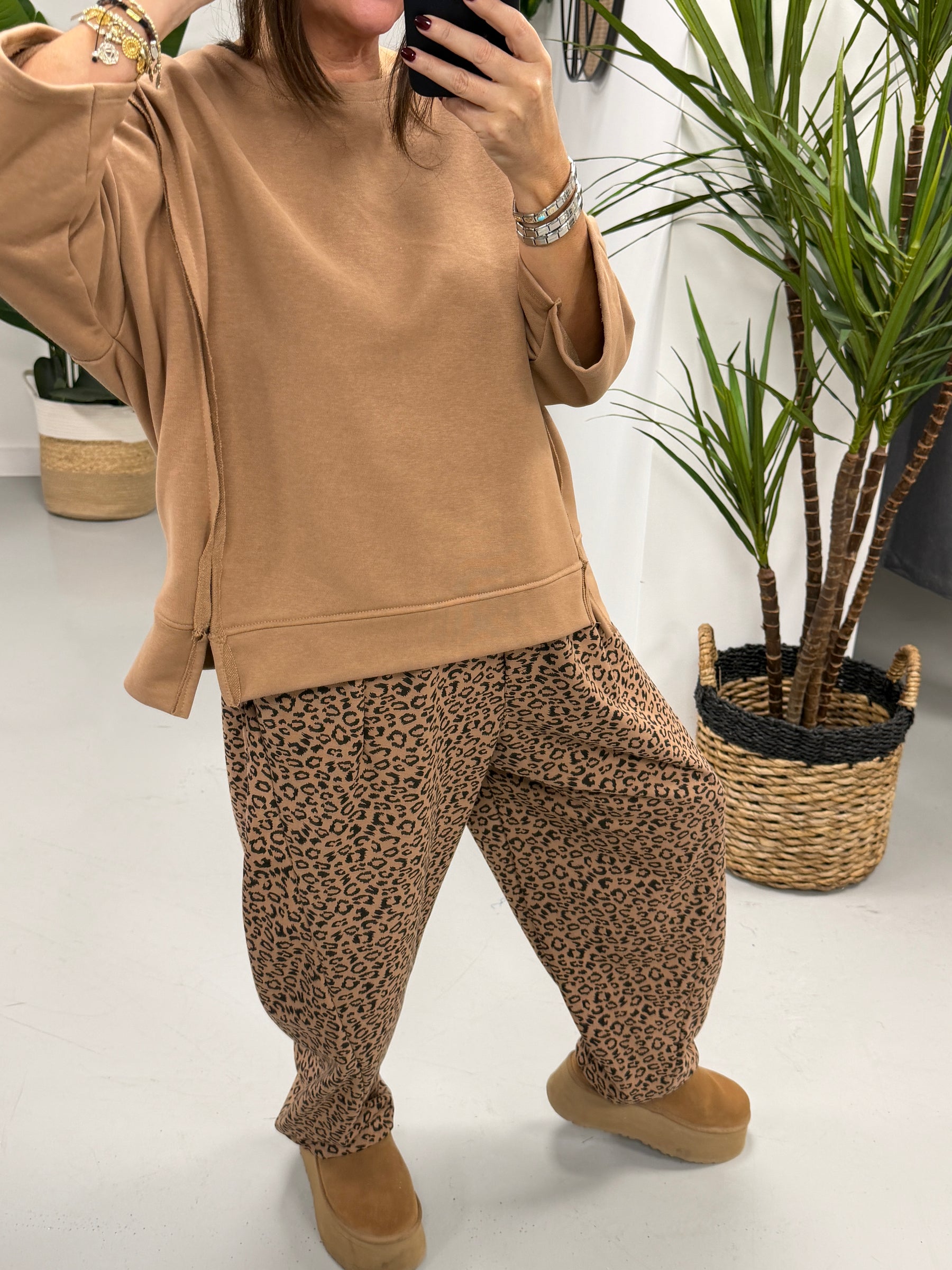 The Deluxe Weekend Crop Sleeve Sweat - Camel