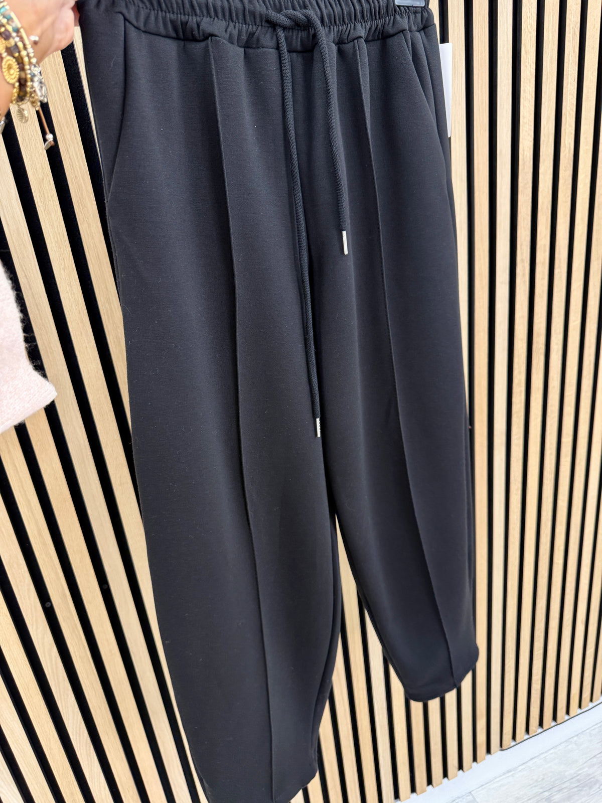 Tapered Leg Seam Jogger - Black
