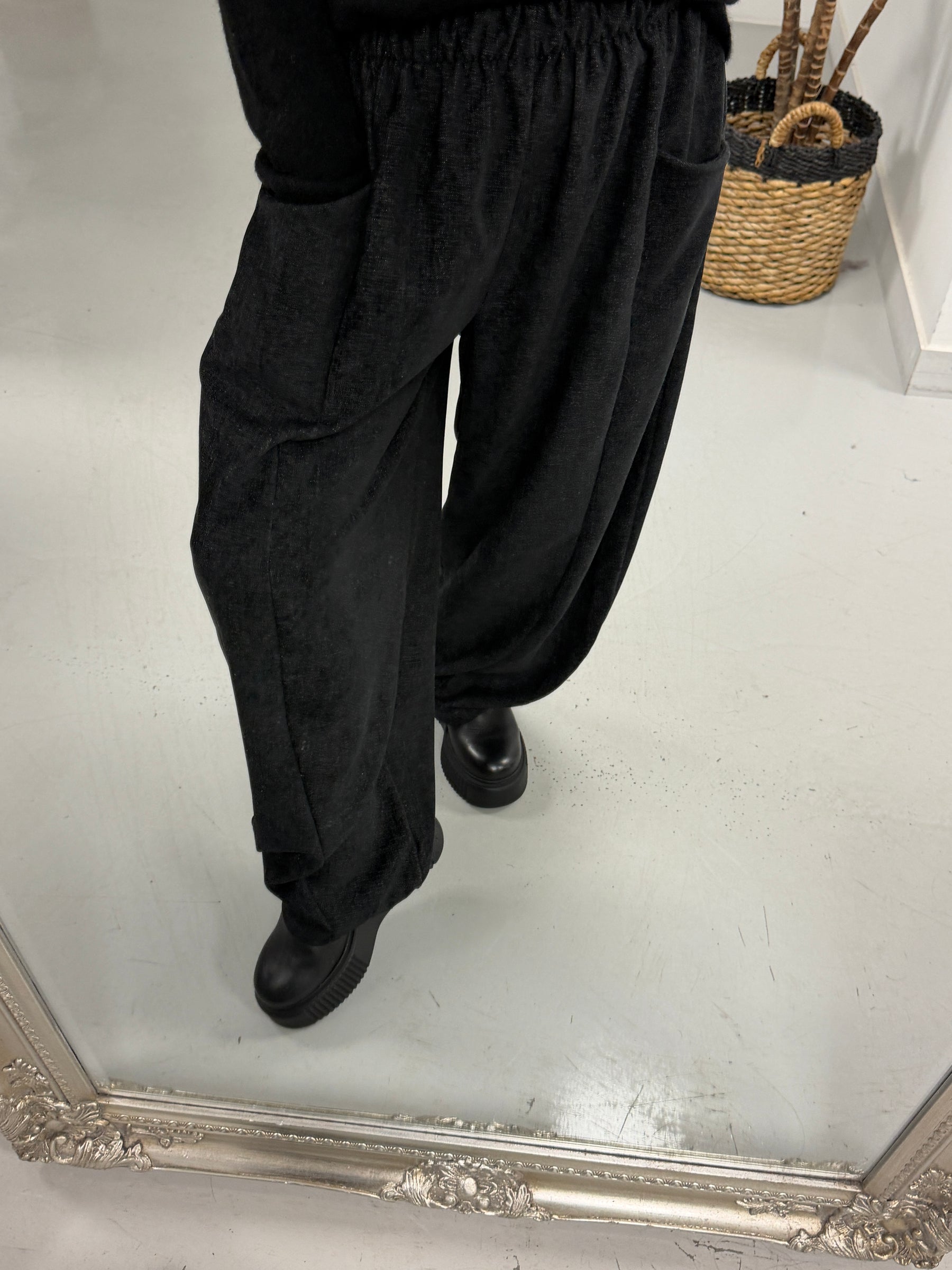The Bromley Pocket Barrel Trousers - Black (Size 12-18)