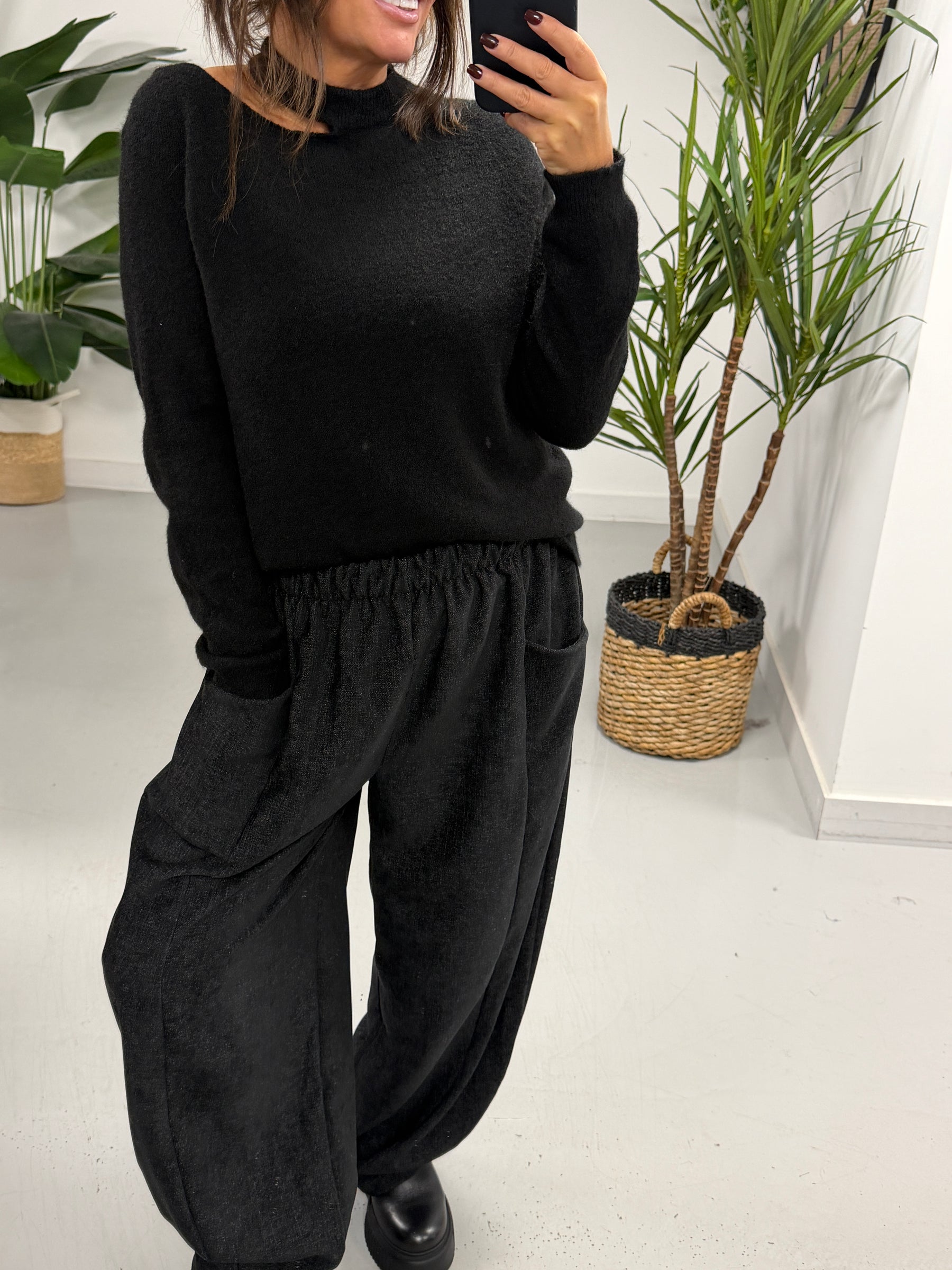 The Bromley Pocket Barrel Trousers - Black (Size 12-18)